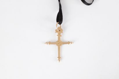 null Suite de 2 bijoux en or 18K (750) comprenant : une croix pendentif et un coulant...