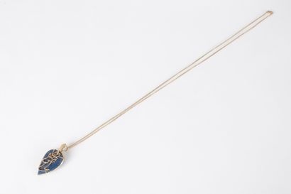 null Pendentif en jaspe bleu teint appliqué d’un motif en or représentant un cerf...