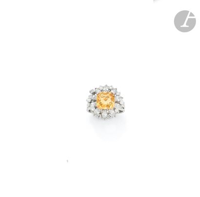 null Platinum ring, set with a cushion-shaped citrine surrounded by round brilliant-cut...