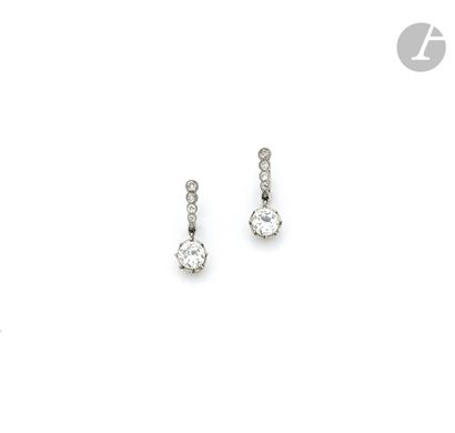 A pair of 18K (750 ‰) white gold earrings...