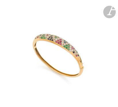 null 18K (750 ‰) gold opening bracelet, adorned with interlocking patterns paved...