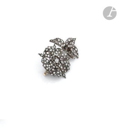 null Broche-pendentif bipartite dessinant une fleur d’églantine en argent et en or...