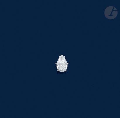 Platinum pendant with a pear-shaped diamond...
