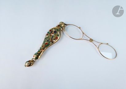 null 18K (750 ‰) gold hand face with polychrome enamel decoration representing flowering...