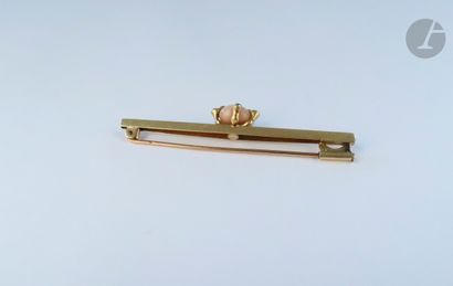 null An 18K (750 ‰) gold brooch, set with a conch pearl set in 4 settings, each adorned...