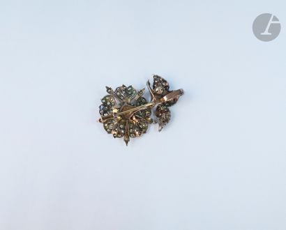 null Broche-pendentif bipartite dessinant une fleur d’églantine en argent et en or...