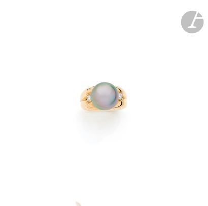 null Large 18K (750 ‰) yellow gold ring, adorned with a Tahitian gray cultured pearl...
