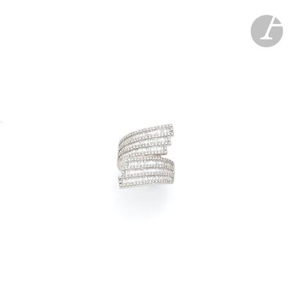 null An 18K (750 ‰) white gold ring drawing two ribbons set with lines of round brilliant-cut...