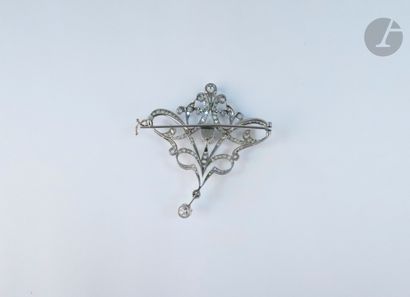 null Broche fleuron en platine, entièrement sertie de diamants taillés en roses,...