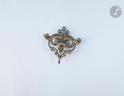 null Broche fleuron en argent et en or 18K (750 ‰), sertie de diamants ronds de taille...