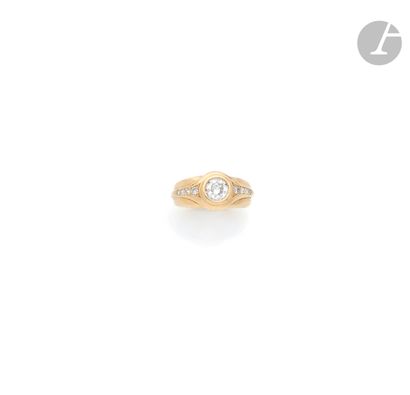 null An 18K (750 ‰) gold ring, set with a round old-cut diamond, the shoulder embellished...