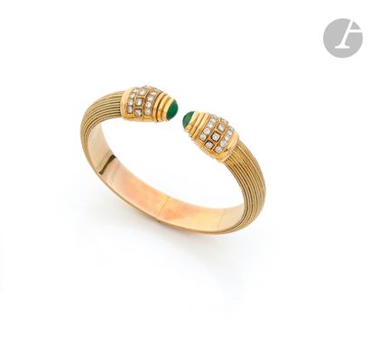 null 18K (750 ‰) gold opening bracelet, the ends set with a cabochon emerald and...