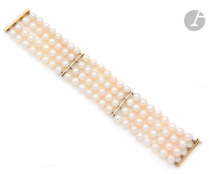 null Bracelet of 4 rows of cultured pearls scandé de barrettes in 18K yellow gold...