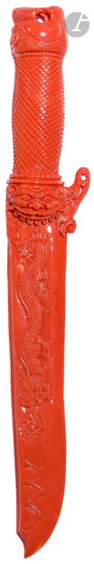 null CHINE - XXe siècle
Coupe-papier en corail à décor en relief double-face de dragons...