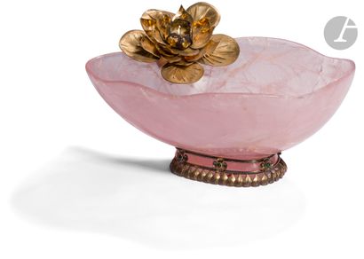 null Profonde coupe sur piédouche taillée en quartz rose de forme libre et à décor...