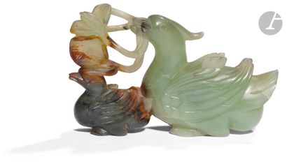 null CHINE - XXe siècle
Groupe sculpté en jade représentant un phénix et son petit.
Largeur...