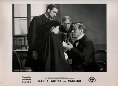 Roger CORBEAU (1908-1995) 10 Photographies du film Pasteur, 1935. Tirages argentiques...