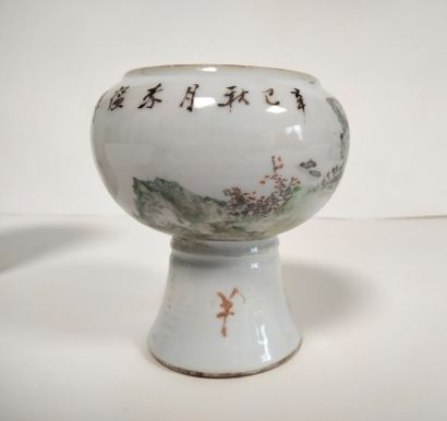 null CHINE, XXe siècle
Pot à pinceaux bitong en porcelaine à décor d'un personnage...