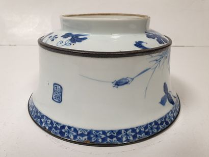 null 
CHINE pour Vietnam, XIXe siècle



Bol en porcelaine à décor en bleu sous couverte...