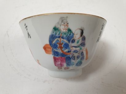 null CHINE, XIXe siècle
Paire de petits bols en porcelaine à décor polychrome de...