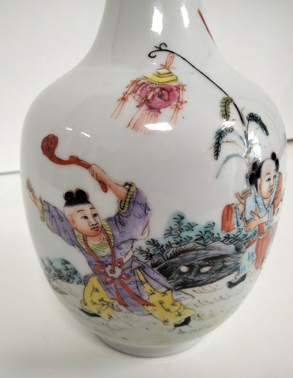null CHINE, Époque de la République - Minguo (1912-1949)
Vase de forme suan tou ping...