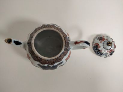 null CHINE, Époque KANGXI (1662 - 1722)
Verseuse polylobée en forme de poire en porcelaine...