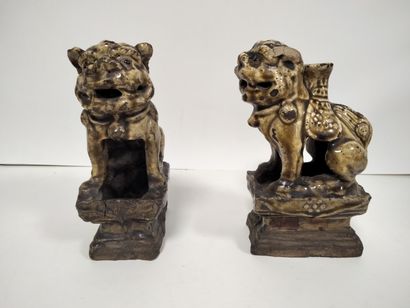 null CHINE, XIXe siècle
Paire de statuettes de chimère formant porte-baguettes d'encens...