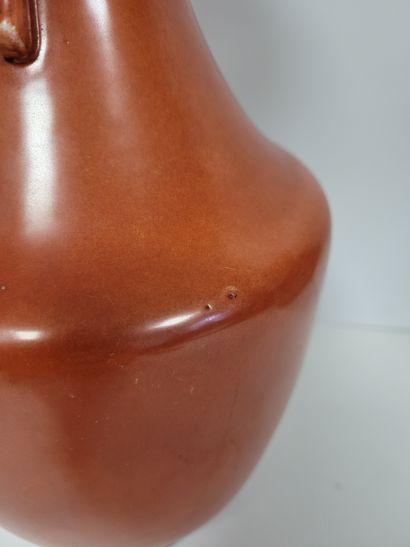 null CHINE, XIXe siècle
Vase en porcelaine émaillée orange.
Hauteur : 32,5 cm
Important...