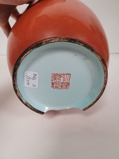 null CHINE, XIXe siècle
Vase en porcelaine émaillée orange.
Hauteur : 32,5 cm
Important...