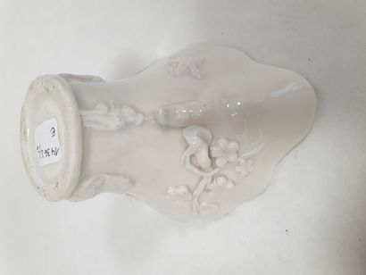 null CHINE, XIXe siècle
Coupe libatoire en porcelaine émaillée blanc à décor en relief...