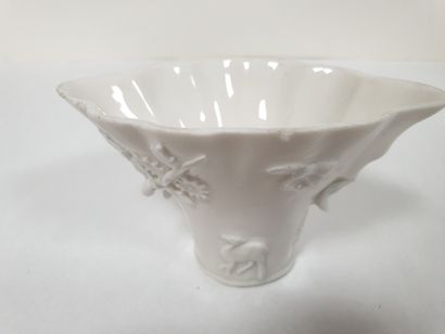 null CHINE, XIXe siècle
Coupe libatoire en porcelaine émaillée blanc à décor en relief...