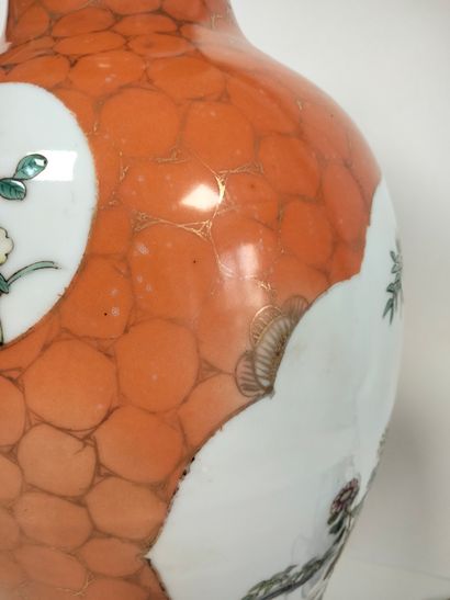 null CHINE, début XXe siècle
Vase balustre en porcelaine émaillée polychrome à décor...