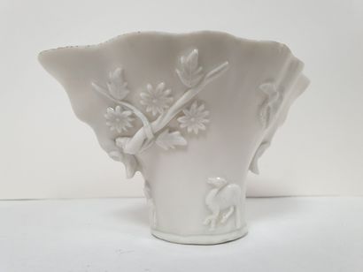 null CHINE, XIXe siècle
Coupe libatoire en porcelaine émaillée blanc à décor en relief...