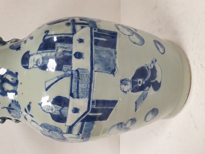 null CHINE, vers 1900
Vase en porcelaine à décor bleu et blanc de lettrés sur fond...