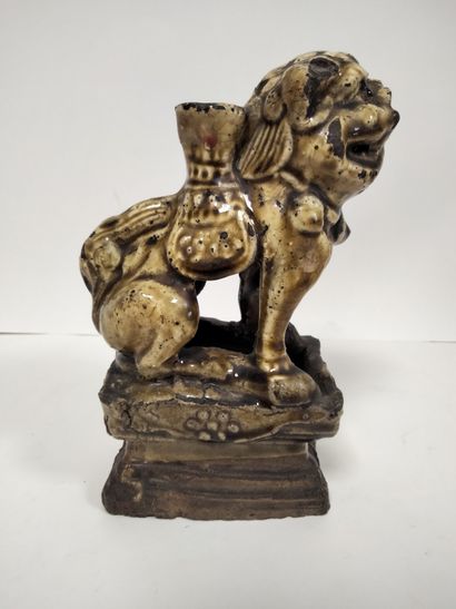 null CHINE, XIXe siècle
Paire de statuettes de chimère formant porte-baguettes d'encens...