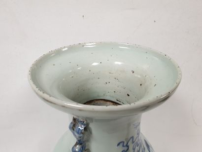 null CHINE, vers 1900
Vase en porcelaine à décor bleu et blanc de lettrés sur fond...