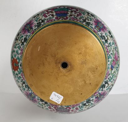 null CHINE, XIXe siècle
Vase balustre en porcelaine émaillée à décor polychrome de...