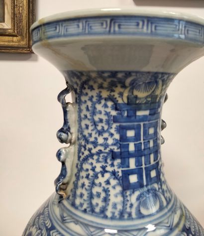 null CHINE, XXe siècle
Vase en porcelaine à décor bleu blanc du caractère de double...