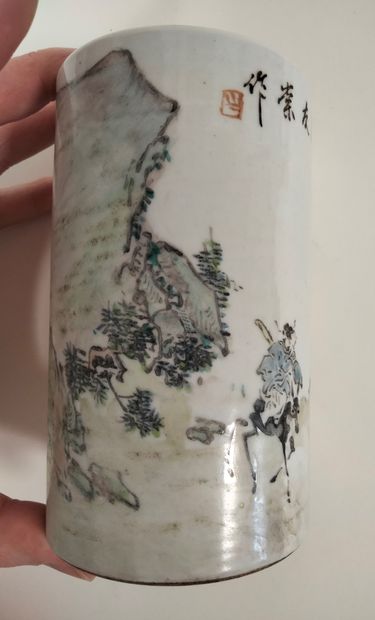 null CHINE, XXe siècle
Pot à pinceaux bitong en porcelaine à décor d'un personnage...