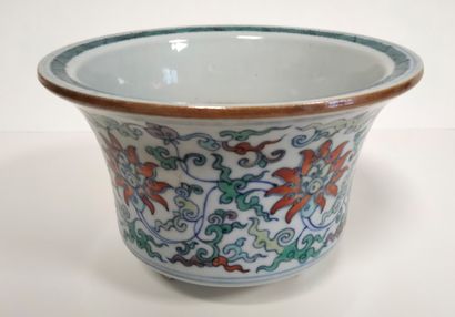 null CHINE, XXe siècle
Cache-pot tripode en porcelaine à décor en bleu sous couverte...