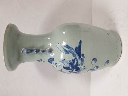 null CHINE, vers 1900
Vase en porcelaine à décor bleu et blanc de lettrés sur fond...