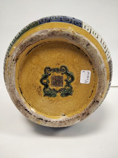 null CHINE, XXe siècle
Vase couvert en céramique émaillée jaune, vert et aubergine,...