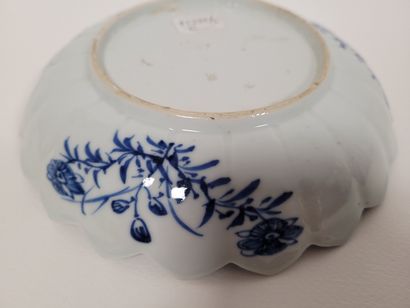 null 
CHINE, XIXe siècle

Coupe polylobée en porcelaine à décor bleu blanc d'oiseaux...