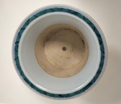 null CHINE, XXe siècle
Cache-pot tripode en porcelaine à décor en bleu sous couverte...