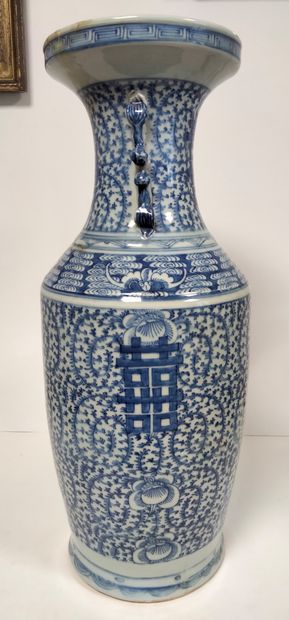 null CHINE, XXe siècle
Vase en porcelaine à décor bleu blanc du caractère de double...