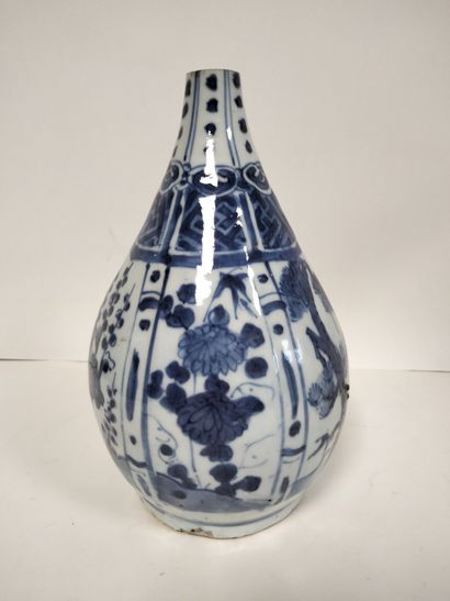 null CHINE, XVIIe siècle
Vase bouteille en porcelaine bleu blanc dit kraak à décor...