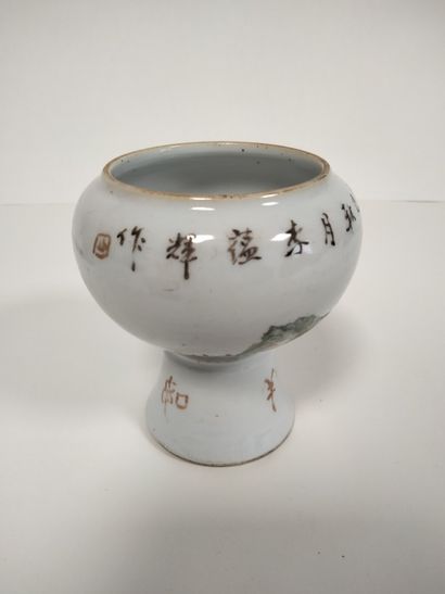 null CHINE, XXe siècle
Pot à pinceaux bitong en porcelaine à décor d'un personnage...