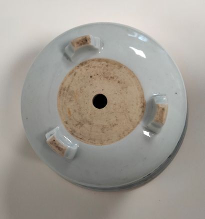 null CHINE, XXe siècle
Cache-pot tripode en porcelaine à décor en bleu sous couverte...