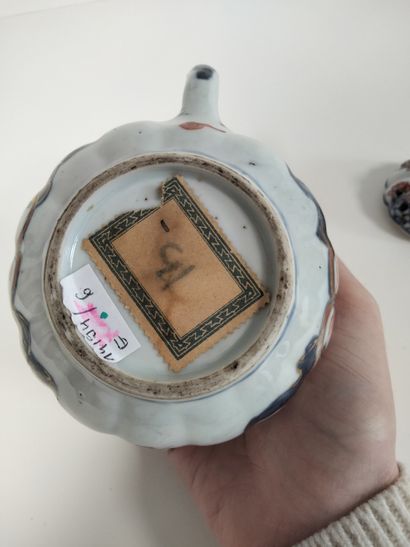 null CHINE, Époque KANGXI (1662 - 1722)
Verseuse polylobée en forme de poire en porcelaine...