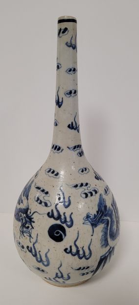null CHINE pour le Vietnam, XIXe siècle
Vase bouteille en grès à décor en bleu sous...